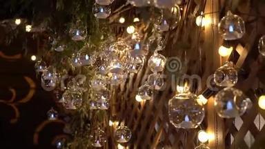 酒店或餐厅的大厅，大厅的吊灯，吊灯挂在玻璃球上，创意，现代